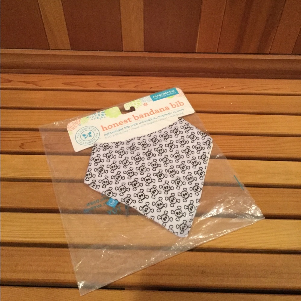 NWT Honest company skull Magnetic bandana Bib
